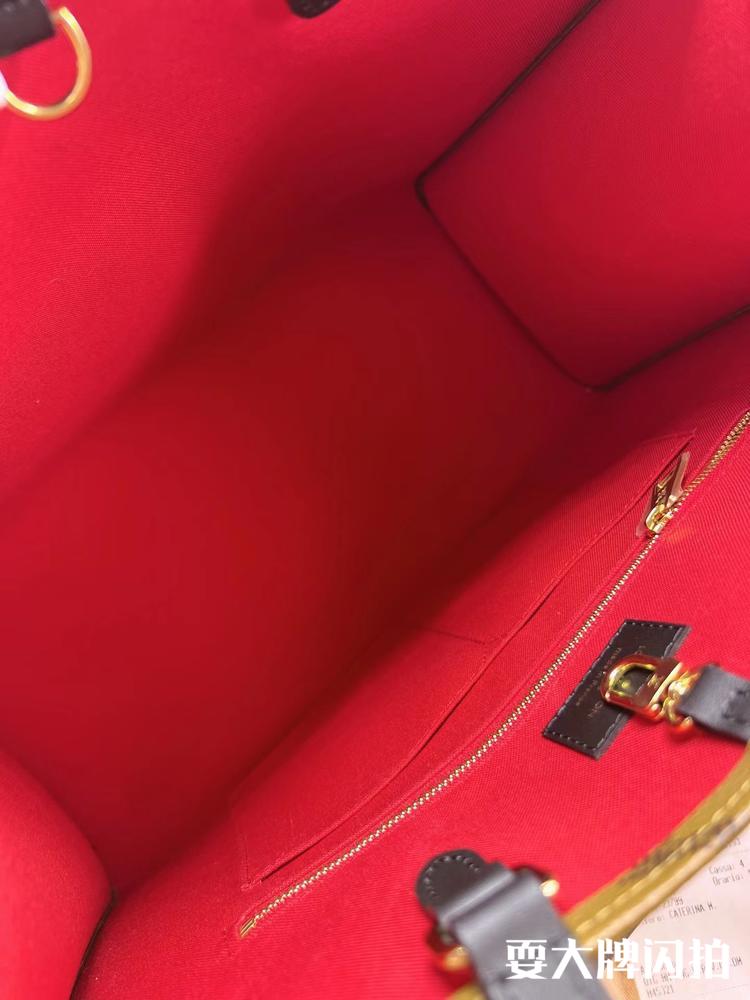 Louis Vuitton路易威登 全新On the go老花️焦糖拼色号tote小号 LV全新On the go老花️焦糖拼色号tote小号，拼色满满的时尚感，自重轻实用性高超大容量，手提斜挎都很气质，附件如图有票